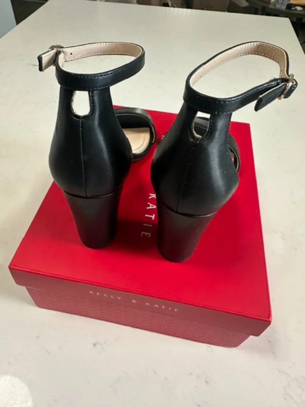 Kelly & Katie Hailee Ankle Strap Block Heel Sandals Black Size 7.5 NIB